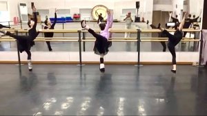 Комбинация-БАТМАН ФОНДЮ У ПАЛКИ-УПРАЖНЕНИЕ КЛАССИЧЕСКОГО ТАНЦА