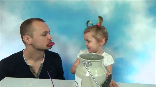 Бидончик молока с первоапрельскими приколами игрушками ОБЗОР | КФ Мисс Кэти и Мистер Макс Ms Katy M смотреть онлайн
