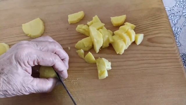 ИНТЕРЕСНЫЙ САЛАТ :С ДОСТУПНЫМИ ПРОДУКТАМИ смотреть онлайн