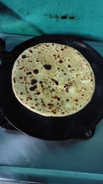 beti ki demand pe fir se aalu paratha#mona ki family#viral aalu paratha 🙏 смотреть онлайн