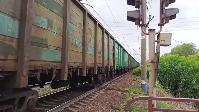"Вот это прогудел" 2ЭС10-171 по встречному пути с грузовым составом и крутым гудком смотреть онлайн
