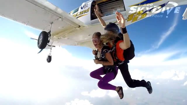 Mercedes Manion's Tandem skydive! смотреть онлайн