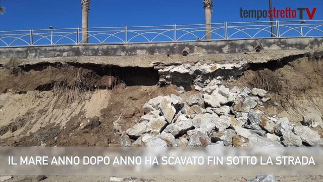 Erosione costiera, crolla un tratto di lungomare a Torre Faro.VIDEO смотреть онлайн