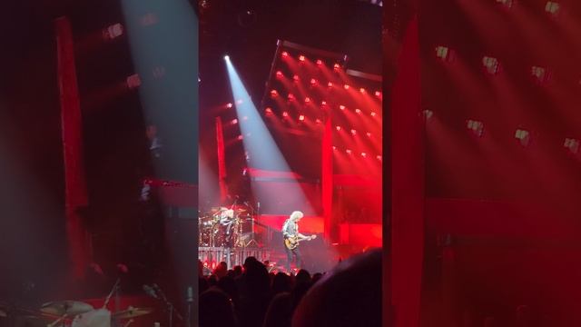 Queen + Adam Lambert - Fat Bottomed Girls (Live in Baltimore 10/4/2023) смотреть онлайн