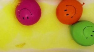 Лопаем шарики с водой Изучаем цвета Развивающее видео