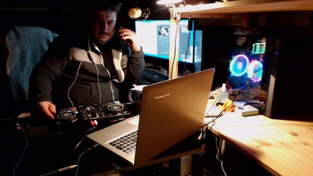 Live Monday Music Mix on Hercules impulse 200 Tiny decks DJ in da Mix UK смотреть онлайн