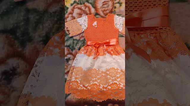 Зелёная юбка для подруги спицами из хлопка , оранжевое платье верх вязанный крючком, а юбка гипюр.