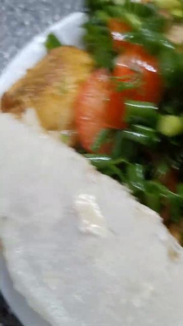 Кето ужин, куриное филе бедра, холодец и салат с зеленью смотреть онлайн