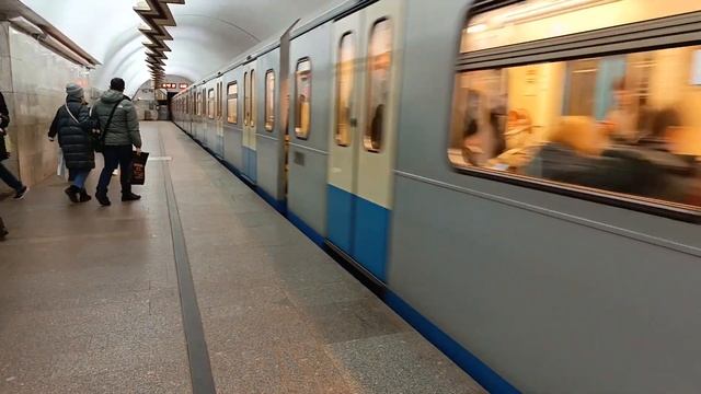 Электропоезд " Ока " на станции " Площадь Ильича ". смотреть онлайн