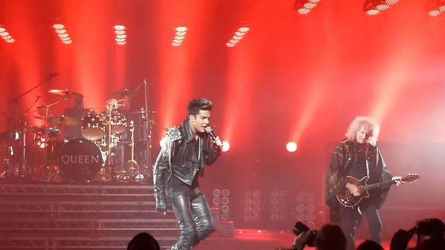 QUEEN + Adam Lambert Intro "Seven Seas of Rhye - Keep Yourself Alive - We Will Rock You" Hammersmit смотреть онлайн