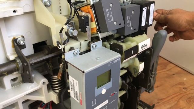 Operation of Manual ON/CLOSE, OFF/OPEN of Siemens Sentron 3WT ACB 2000A 4-POLE SIZE 2 смотреть онлайн