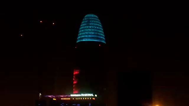 Campanades cap d'any 2006 a la torre Agbar a Barcelona смотреть онлайн
