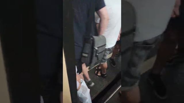 На Вокзале Киев Пассажирский будем ехать на Хрещатик Майдан Независимости поедем в Метро М.Киев смотреть онлайн