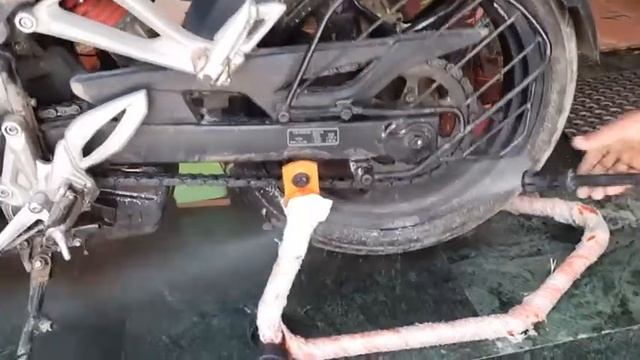 Chain Lube in Pulsar rs200+front sprocket change (don't use motul before watching this) смотреть онлайн