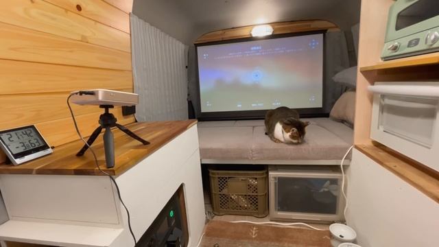 光熱費の高騰！寒い日は走行充電やポータブル電源、FFヒーターを積んだエコな車内で過ごす｜車中泊を楽しく快適にするアイテムを追加しました。 смотреть онлайн