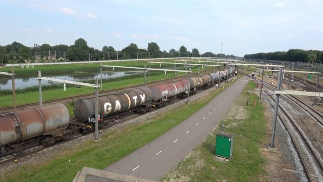 193 230, Siemens Vectron X4E, DB, vertrekt met ketelwagentrein, Kijfhoek, NL, 23 JUN 2019 смотреть онлайн