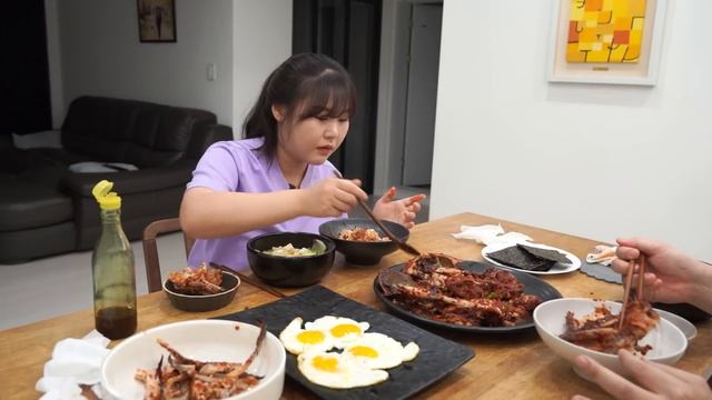 양념게장 쌓아놓고 먹어야 더 맛있는거 아시죠?😋 제철 꽃게로 양념게장 만들기(계란후라이, 황태해장국) | Yangnyeom Gejang MUKBANG смотреть онлайн