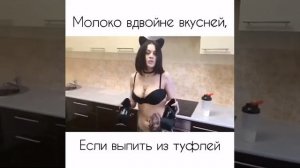 Очень красивая девушка пьёт молоко