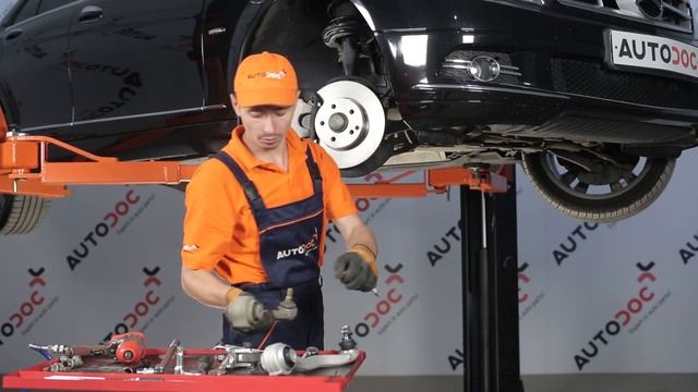 Sådan udskifter du den bageste suspensions forreste nedre arm på MERCEDES-BENZ C W204 GUIDE смотреть онлайн