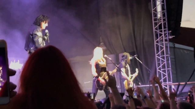 Nita Strauss Solo and Poison, Alice Cooper Trakai 2017 Live смотреть онлайн