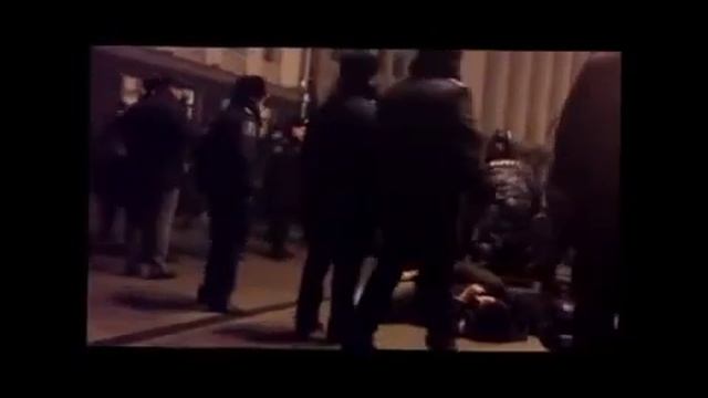 Беркут бьет людей крича 'НА КОЛЕНИ МРАЗЬ! ' Ukrainian riot police смотреть онлайн