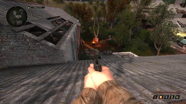 Красная бочка в куче ящиков