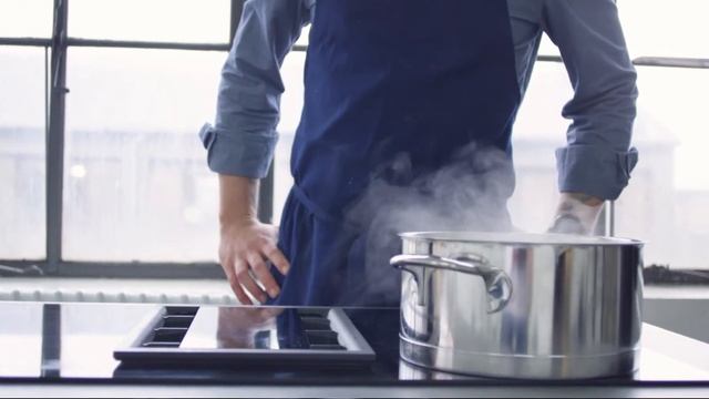 See the steam vanish: Siemens flexInduction with integrated hood смотреть онлайн