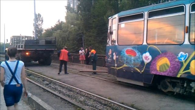 Трамвай у Львові зійшов з колії смотреть онлайн