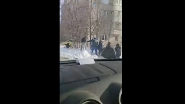 ребенок с мамой упал в люк смотреть онлайн