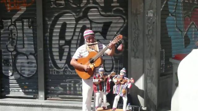 Music player in Madrid, Mercado del Rastro смотреть онлайн