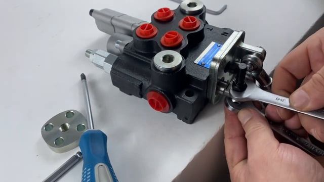 Установка джойстика на Шс на корпус гидрораспределитель Р40