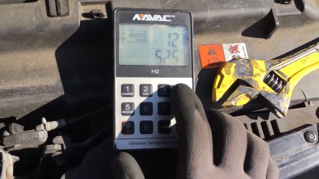 20 Seconds to fill up 500 g of refrigerant. Without starting the car￼. ￼ смотреть онлайн