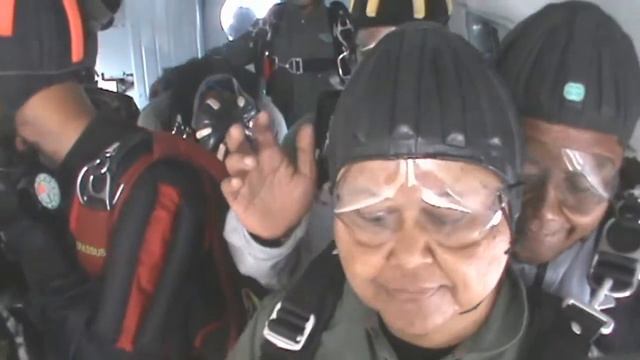 Pertama Kali Terjun Tandem Bersama Tandem Master Dari Kopassus смотреть онлайн