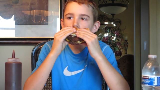 TEN YEAR OLD EATS CARLS JR 1 POUND BURGER смотреть онлайн