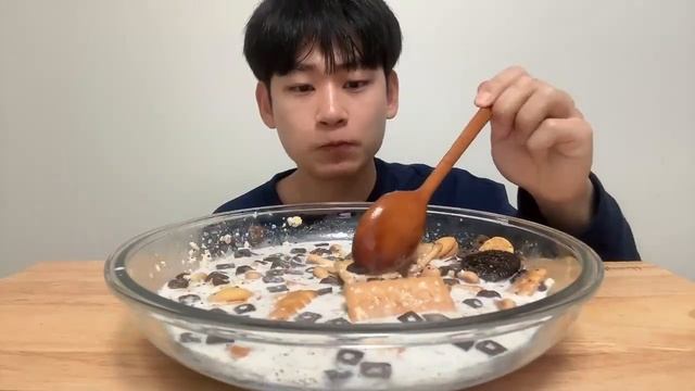 ASMR 여러가지 과자 우유 부먹 오레오 초코과자 과자탕 디저트 먹방😍 Chocolate Cookie Dessert MUKBANG смотреть онлайн