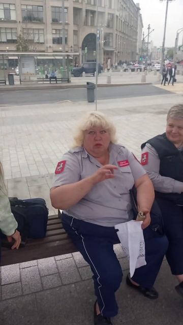 Контролер "Организатор перевозок" Наташа угрожает кинуть какой то предмет(м.Китай-город".) смотреть онлайн