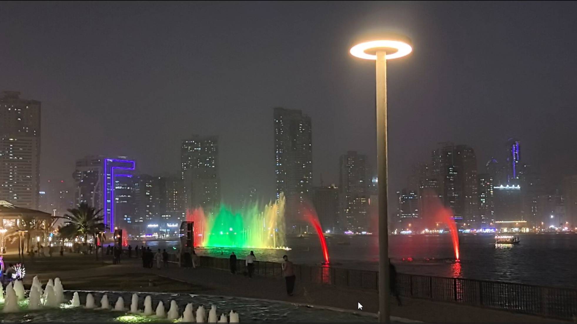 Набережная Аль-Маджаз в Шардже. Цветные фонтаны смотреть онлайн