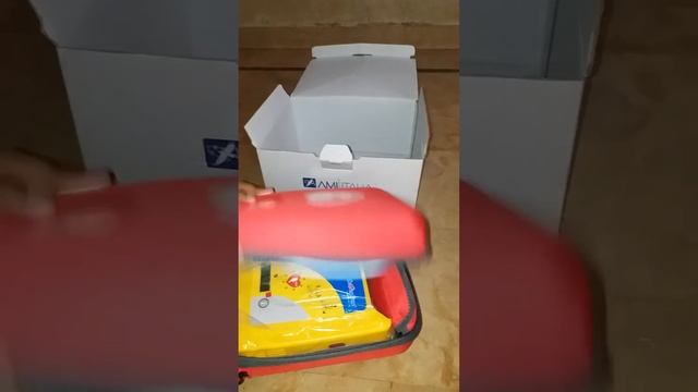 Un boxing of AMI Italia Saverone Defibrillators смотреть онлайн