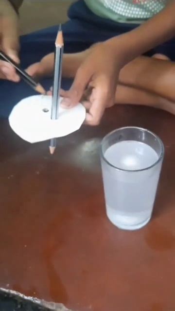 Electrolysis 🔥salt water+pencil+9vBattery #muhammednihadnishad #shorts #creative смотреть онлайн