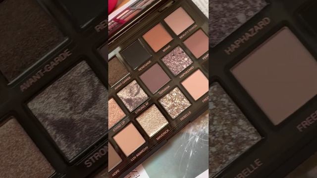 Палетка теней, которая подойдет всем!😍 Обзор и распаковка Pretty Grunge palette от Huda Beauty. смотреть онлайн