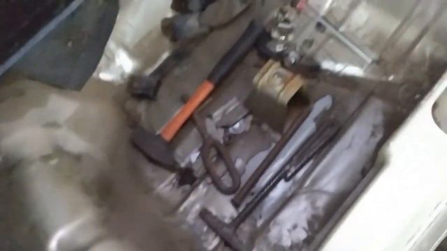 Тазик под запаску при помощи стапеля и молотка потихоньку стал выпрямляться. смотреть онлайн