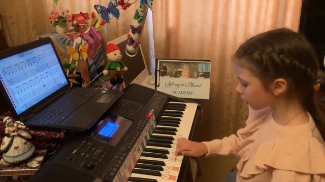 Liza. "Поезд" в До мажоре наизусть правой рукой с сольфеджированием смотреть онлайн