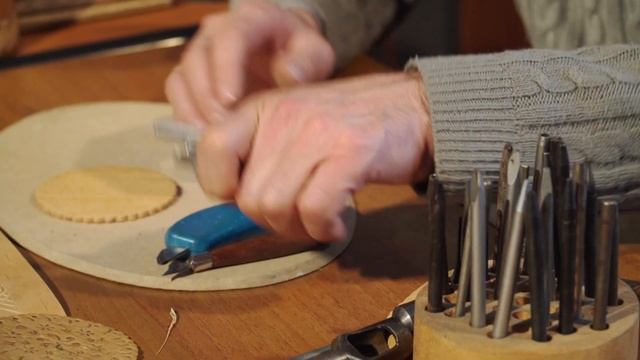 Мастер с Алтая режет и плетёт из бересты, мечтая создать собственную школу ремесла смотреть онлайн