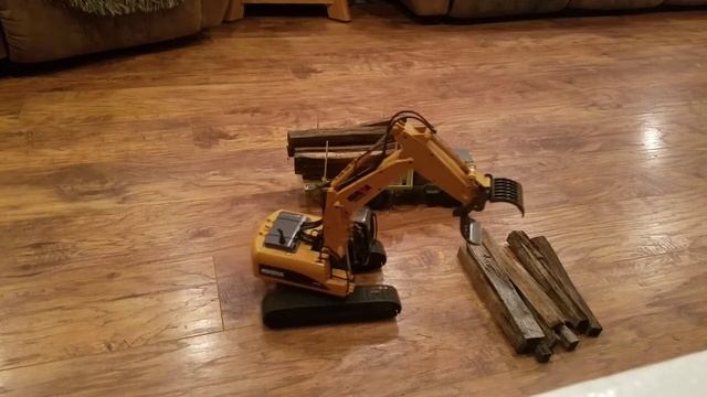 Huina Timber grabber 1570 and wpl b16 team up to move some timber! смотреть онлайн