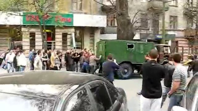 Демонстранты раскачивают разбитый Газ-66 смотреть онлайн