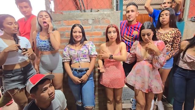 Nayeli rara vez en la pared de los acusados. Nadie se esperaba que la Zarca enseñara el chiquito смотреть онлайн