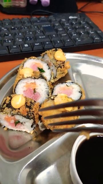 Ролл темпура с тунцом и лососем 🍣♥️#shorts смотреть онлайн