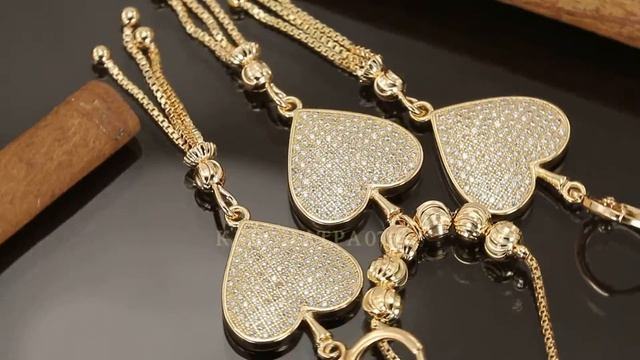 Пленительный комплект в форме сердца с яркими фианитами, покрытый золотом смотреть онлайн