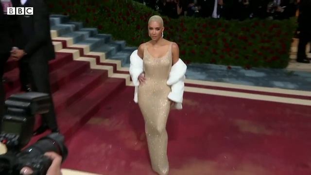 Celebrities show off lavish outfits at 2022 Met Gala - BBC News смотреть онлайн
