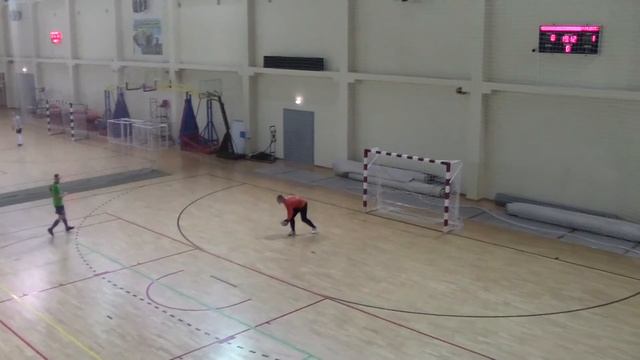 Местные явно закончили курсы по забитию красивых голов.Третий их шедевр. смотреть онлайн